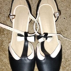 Source Unknown Black and White Flats with Bow Accent